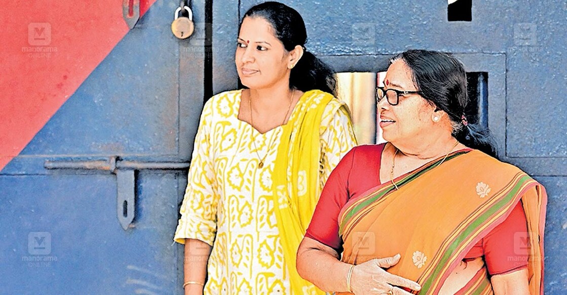 പെരിയ ഇരട്ടക്കൊലക്കേസ് പ്രതികളെ കണ്ണൂർ 
സെൻട്രൽ ജയിലിൽ സന്ദർശിച്ച
ശേഷം പുറത്തേക്കു 
വരുന്ന സിപിഎം കേന്ദ്ര കമ്മിറ്റി അംഗം പി.കെ.ശ്രീമതിയും കണ്ണൂർ 
ജില്ലാ പ‍ഞ്ചായത്ത് മുൻ പ്രസിഡന്റ് പി.പി.
ദിവ്യയും.
ചിത്രം:
മനോരമ 