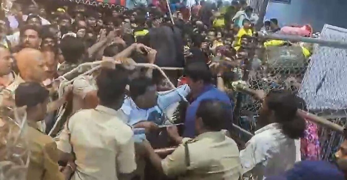 
ആന്ധ്രപ്രദേശിലെ തിരുപ്പതി വെങ്കിടേശ്വര സ്വാമി ക്ഷേത്രത്തിലെ തിരക്ക് നിയന്ത്രിക്കാൻ ശ്രമിക്കുന്ന പൊലീസ് ഉദ്യോഗസ്ഥർ.  (PTI Photo)(PTI01_08_2025_000332B)


