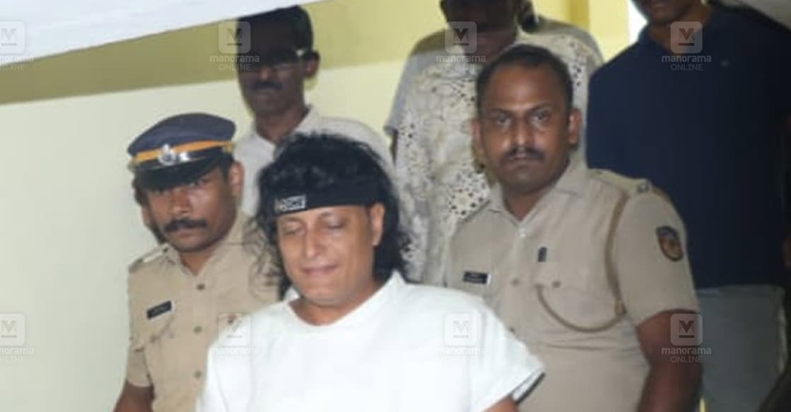 boby-chemmanur-police-station കോടതിയിൽ ഹാജരാക്കുന്നതിനായി ബോബി ചെമ്മണൂരിനെ എറണാകുളം സെൻട്രൽ പൊലീസ് സ്റ്റേഷനിൽനിന്ന് പുറത്തേക്ക് കൊണ്ടുവരുന്നു (Photo: Tony Dominic/Manorama)