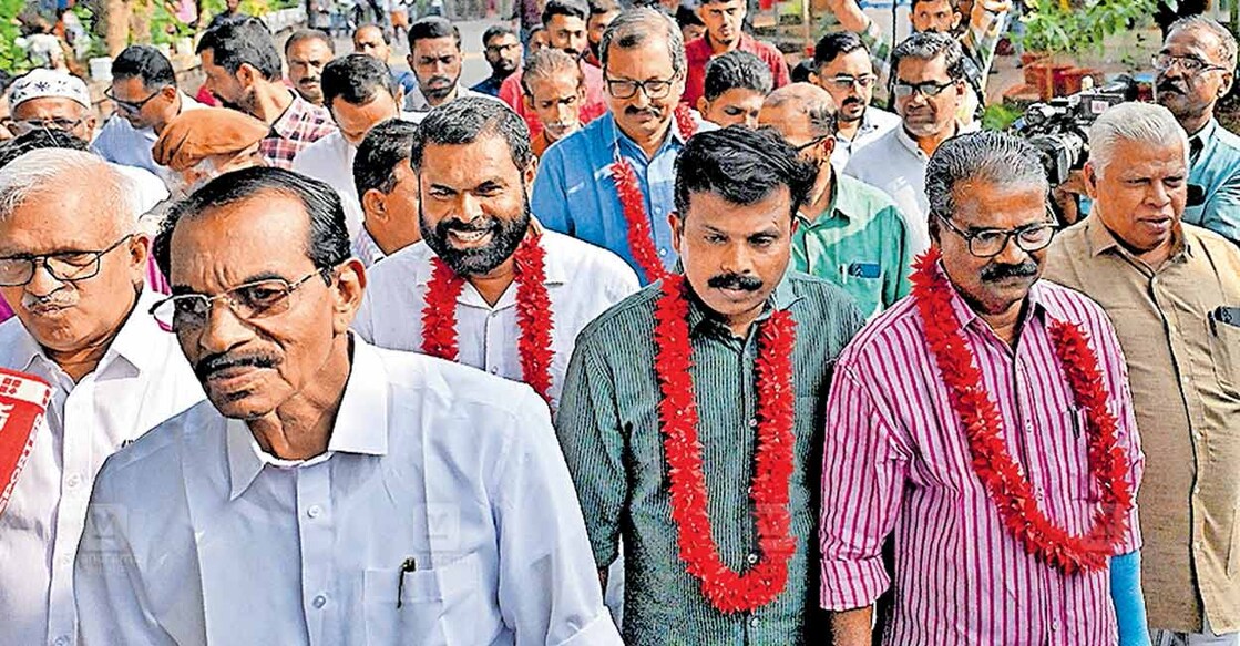 periya-double-murder-case-verdict പെരിയ ഇരട്ടക്കൊലക്കേസിൽ ശിക്ഷ ഹൈക്കോടതി മരവിപ്പിച്ചതിനെത്തുടർന്ന് ജയിൽമോചിതരായ
മുൻ എംഎൽഎ കെ.വി.കുഞ്ഞിരാമൻ, കെ.മണികണ്ഠൻ, രാഘവൻ വെളുത്തോളി, കെ.വി ഭാസ്കരൻ എന്നിവരെ കണ്ണൂർ സെൻട്രൽ ജയിലിൽനിന്ന് സിപിഎം സംസ്ഥാന കമ്മിറ്റിയംഗം പി.ജയരാജൻ,
കാസർകോട് ജില്ലാ സെക്രട്ടറി എം.വി.ബാലകൃഷ്ണൻ, കണ്ണൂർ ജില്ലാ സെക്രട്ടറി എം.വി.ജയരാജൻ
തുടങ്ങിയവരുടെ നേതൃത്വത്തിൽ സ്വീകരിച്ചാനയിക്കുന്നു. ചിത്രം: മനോരമ