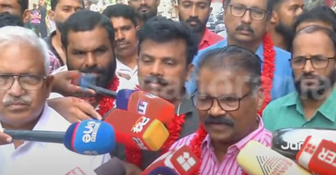 പെരിയ ഇരട്ടക്കൊല കേസിൽ ജയിൽമോചിതരായ സിപിഎം പ്രവർത്തകർ. സിപിഎം നേതാവ് പി.ജയരാജൻ സമീപം (Photo: Videograb/Manorama News)