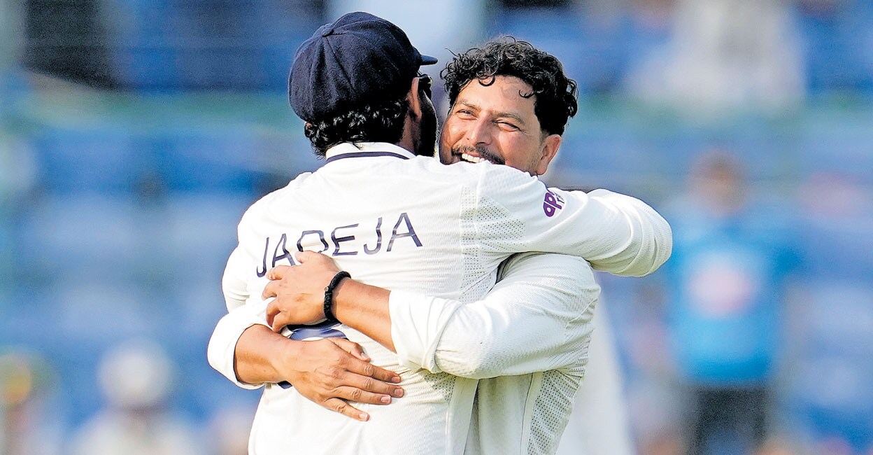 വിൻഡീസ് ബാറ്റർ അലിക് അതനാസെയെ പുറത്താക്കിയ കുൽദീപ് യാദവിനെ അഭിനന്ദിക്കുന്ന സഹതാരം രവീന്ദ്ര ജഡേജ.
