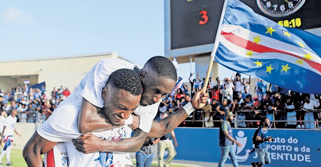 ലോകകപ്പ് ഫുട്ബോളിന് യോഗ്യതയുറപ്പിച്ച കെയ്പ് വെർഡി ടീമംഗങ്ങൾ ദേശീയ പതാകയുമായി 
ആഹ്ലാദത്തിൽ. 

