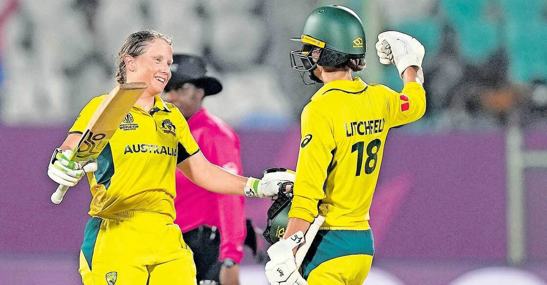 ഓസ്ട്രേലിയയുടെ വിജയമുറപ്പിച്ചപ്പോൾ അലീസ ഹീലിയുടെയും (ഇടത്) ഫീബി ലിച്ച്ഫീൽഡിന്റെയും ആഹ്ലാദം. 
