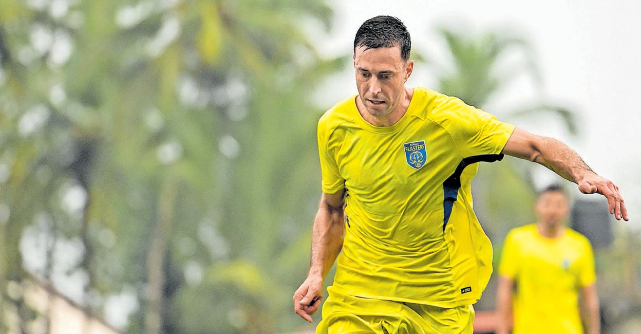 ‘‘ഈ ആരാധകർ എന്നെ ‌അദ്ഭുതപ്പെടുത്തുന്നു’’: കേരള ബ്ലാസ്റ്റേഴ്സിന്റെ പുതിയ സ്ട്രൈക്കർ കോൾദോ ആൽബെർദീ സംസാരിക്കുന്നു...