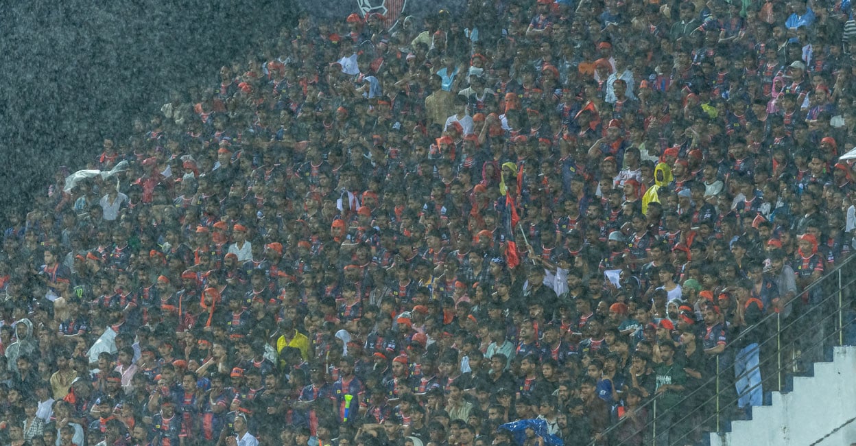 പെരുമഴയിലും തിങ്ങിനിറഞ്ഞ് മലപ്പുറത്തിന്റെ ഗാലറി, കമന്റുമായി സഞ്ജു സാംസൺ; വൈറൽ വിഡിയോ കണ്ടത് 5.6 മില്യൻ പേർ