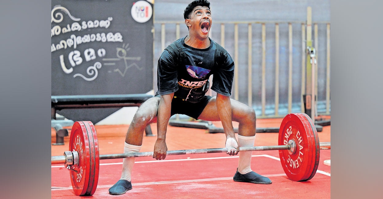 ജീവിതഭാരത്തോളം വരില്ലല്ലോ...; ഫൂഡ് ഡെലിവറി ജോലിക്കിടയിലും സ്വർണനേട്ടവുമായി ഋതുൽ