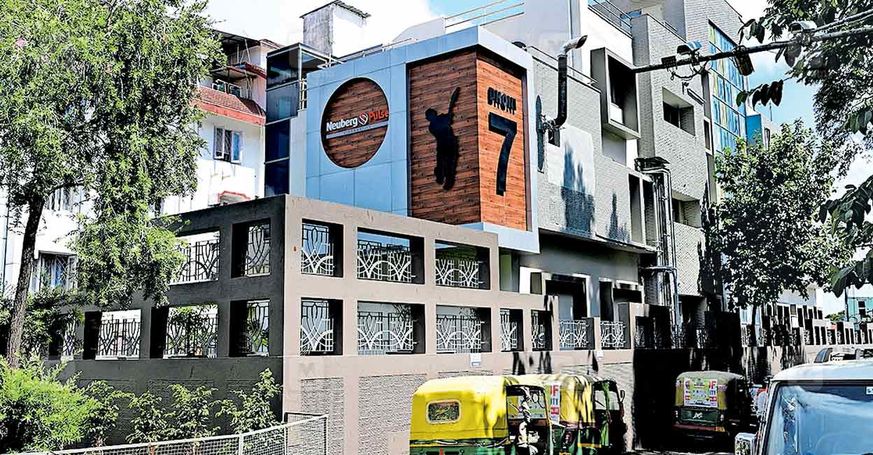 കുറഞ്ഞ ചെലവിൽ ചികിത്സിക്കാം, ചുവരുകളിൽ‌ ‘ക്യാപ്റ്റൻ കൂൾ’ കാലം; ധോണിയുടെ പഴയ വീട് ഇന്ന് മെഡിക്കൽ സെന്ററും മ്യൂസിയവും