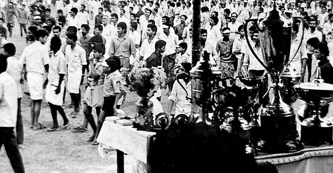 തൃപ്പൂണിത്തുറ പാലസ് ഓവൽ ഗ്രൗണ്ടിൽ പൂജ ക്രിക്കറ്റിന്റെ 
സമ്മാനച്ചടങ്ങിനു മുൻപുള്ള ജനക്കൂട്ടം (ഫയൽ ചിത്രം).