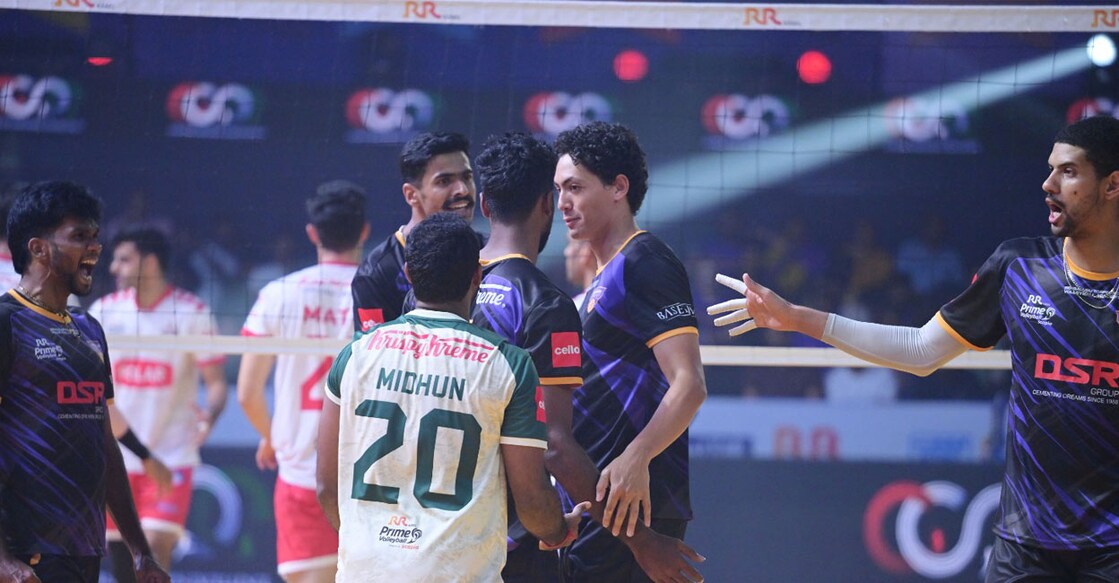 പ്രൈം വോളിബോള്‍ ലീഗ് സീസണ്‍ നാലില്‍ ഞായറാഴ്ച്ച നടന്ന കൊല്‍ത്തക്ക തണ്ടര്‍ബോള്‍ട്ട്‌സ്-ബെംഗളൂരു ടോര്‍പ്പിഡോസ് മത്സരത്തില്‍ നിന്ന്