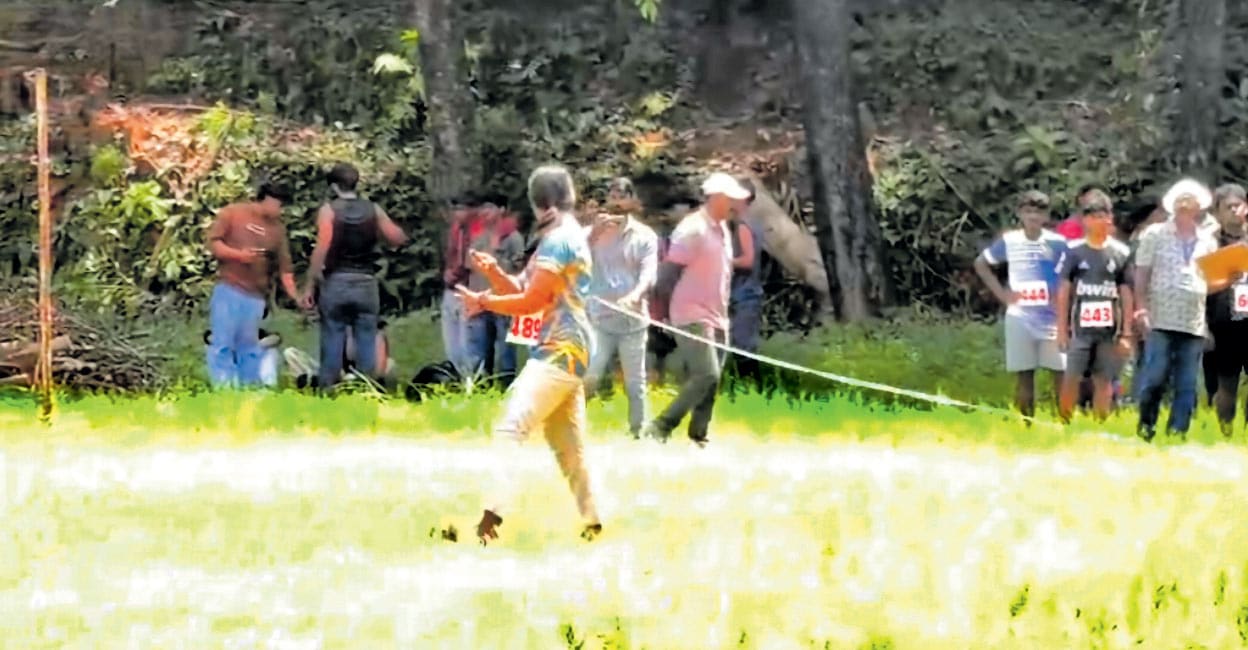 ഇങ്ങനെയൊക്കെ‌ ചെയ്യാമോ? ഡിസ്കസ് ത്രോ മത്സരം നിയന്ത്രിച്ചതിൽ ഒരാൾ വിദ്യാര്‍ഥി