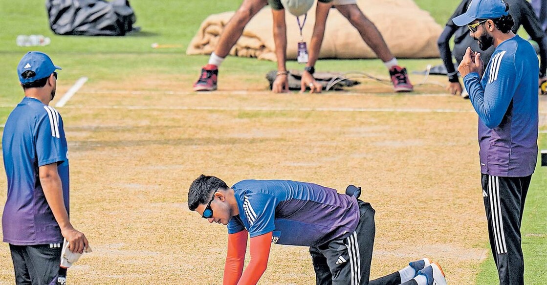 ന്യൂഡൽഹി അരുൺ ജയ്റ്റ്‌ലി സ്റ്റേഡിയത്തിലെ പിച്ച് പരിശോധിക്കുന്ന ഇന്ത്യൻ ക്യാപ്റ്റൻ ശുഭ്മൻ ഗിൽ. വൈസ് ക്യാപ്റ്റൻ രവീന്ദ്ര ജഡേജ (വലത്) സമീപം. 