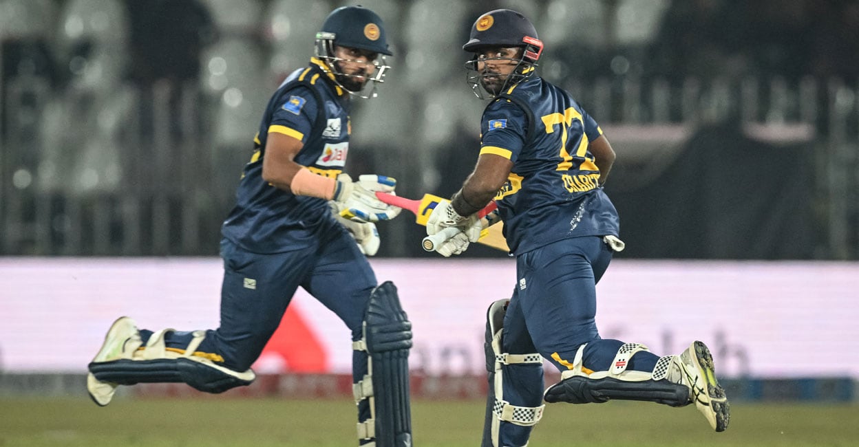 അനുമതിയില്ലാതെ പാക്കിസ്ഥാൻ വിട്ടാൽ നടപടി: സ്ഫോടനത്തിൽ പകച്ച് മടങ്ങുന്ന സ്വന്തം താരങ്ങളെ ‘ഭീഷണിപ്പെടുത്തി’ ശ്രീലങ്ക