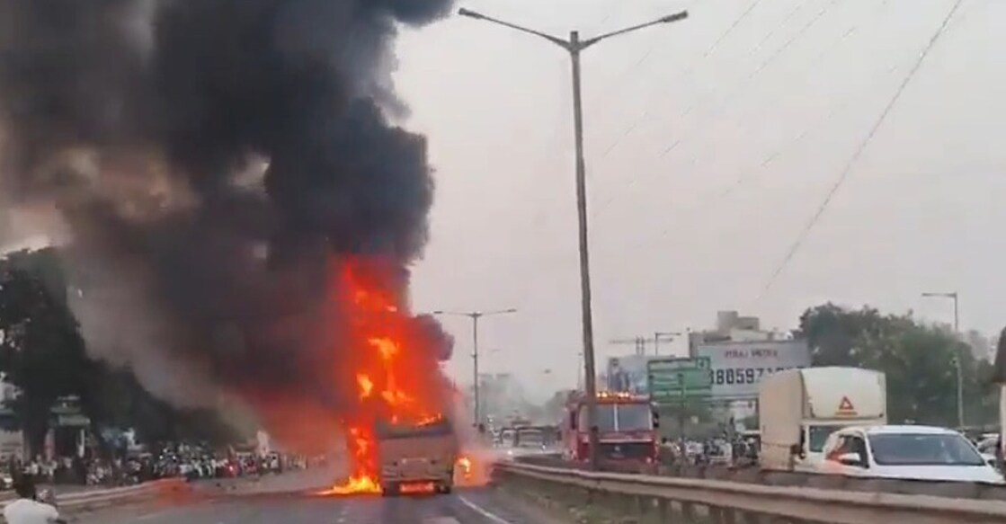 ട്രക്കുകൾക്കിടയിൽ കാർ ഇടിച്ചുകയറി അപകടം; 8 പേർക്ക് ദാരുണാന്ത്യം; വിഡിയോ