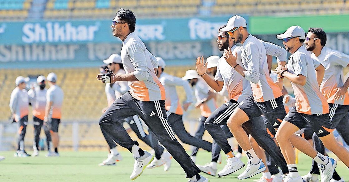 ഇന്ത്യൻ താരങ്ങൾ ഗുവാഹത്തി സ്റ്റേഡിയത്തിൽ പരിശീലനത്തിൽ. 
