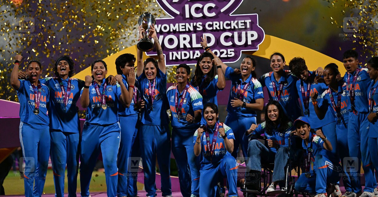 പരുക്കേറ്റ പ്രതികയ്ക്ക് മെഡൽ ഇല്ല, തന്റെ മെഡൽ അണിയിച്ച് സ്മൃതി മന്ഥന; ലോകകപ്പിൽ മുഖം ചേർത്തുപിടിച്ച് മിതാലി