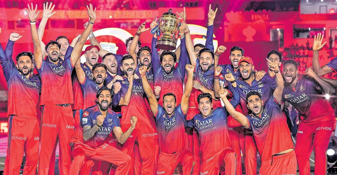 ആർസിബി താരങ്ങൾ ഐപിഎൽ കിരീടവുമായി (ഫയൽ).