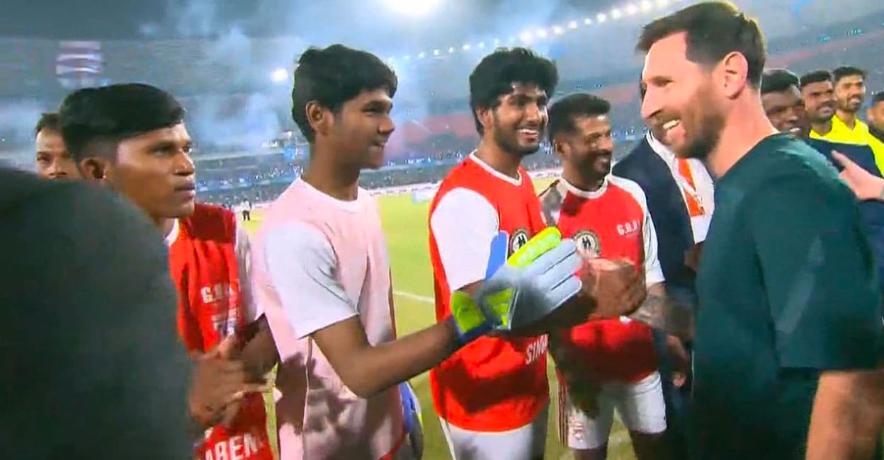 ഹൈദരാബാദിൽ മെസ്സിയെ സ്വീകരിച്ച് രേവന്ത് റെഡ്ഡി, ഗാലറി നിറയെ ആരാധകർ, രാഹുൽ ഗാന്ധിക്കു ജഴ്സി സമ്മാനിച്ച് സൂപ്പർ താരം- വിഡിയോ