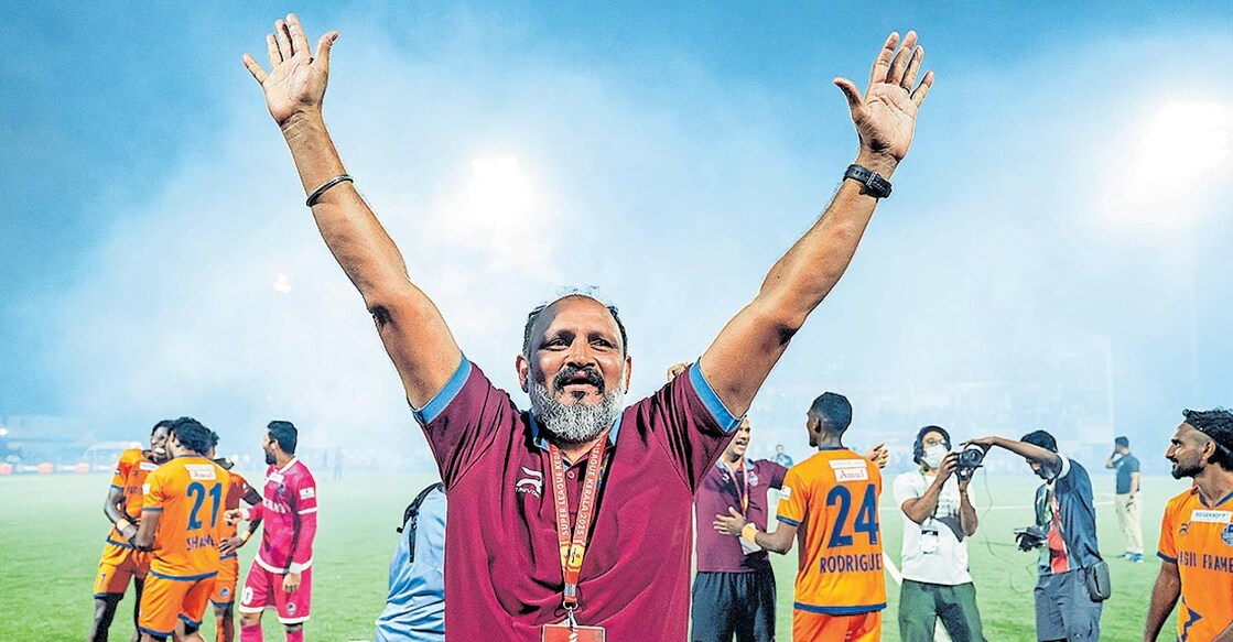 തൃശൂരിന്റെ സെമിഫൈനൽ വിജയം ആഘോഷിക്കുന്ന ജോപോൾ അഞ്ചേരി.
