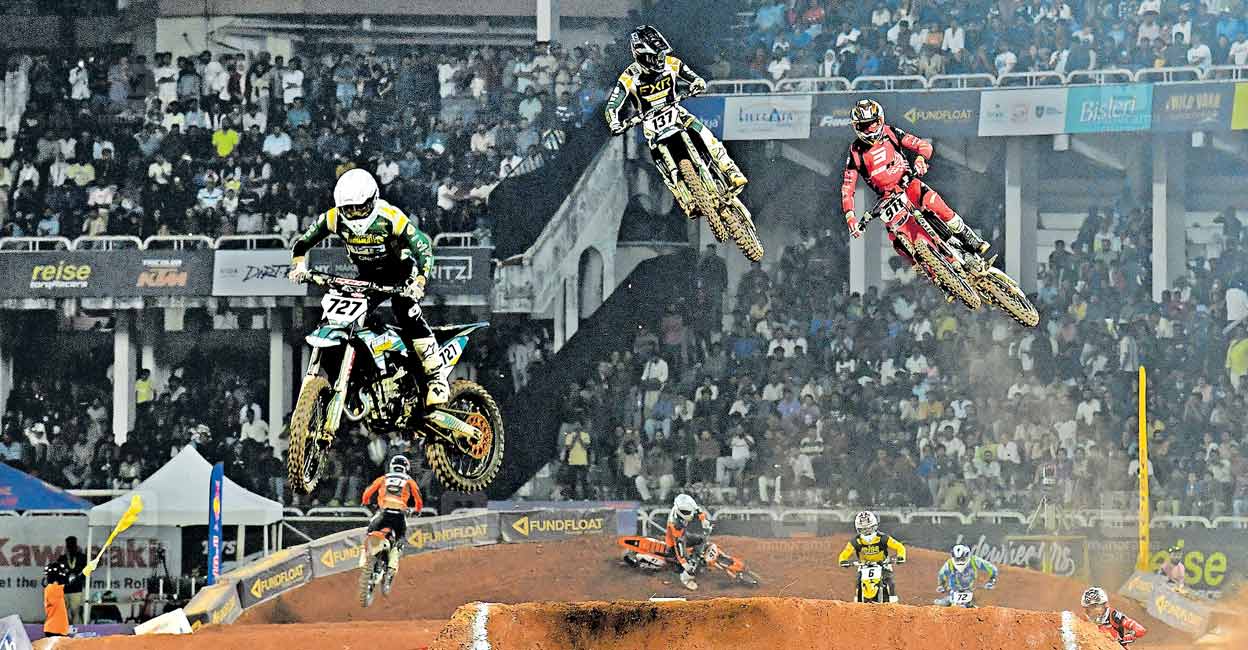 സൂപ്പർ ഷോ!; ആവേശമായി സൂപ്പർ ക്രോസ് ബൈക്ക് റേസിങ്: ബിഗ് റോക്ക് ചാംപ്യന്മാർ