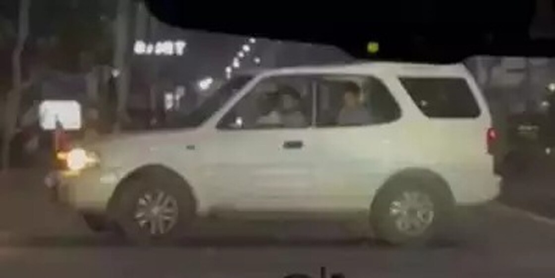 യുവതികളുടെ കാർ തടയുന്നു (Photo: Videograb/X)