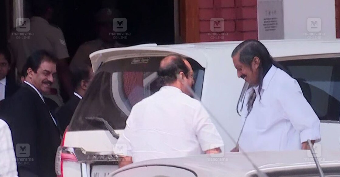 കോടതിയലക്ഷ്യ കേസിൽ ഹാജരാകാൻ ഹൈക്കോടതിയിലെത്തിയ മുതിർന്ന സിപിഐ നേതാവ് പന്ന്യൻ രവീന്ദ്രൻ. ചിത്രം: Special Arrangement