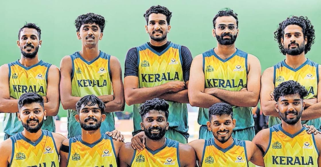 ഫാസ്റ്റ്ഫൈവ് നെറ്റ്ബോളിൽ വെള്ളി നേടിയ കേരള ടീം.