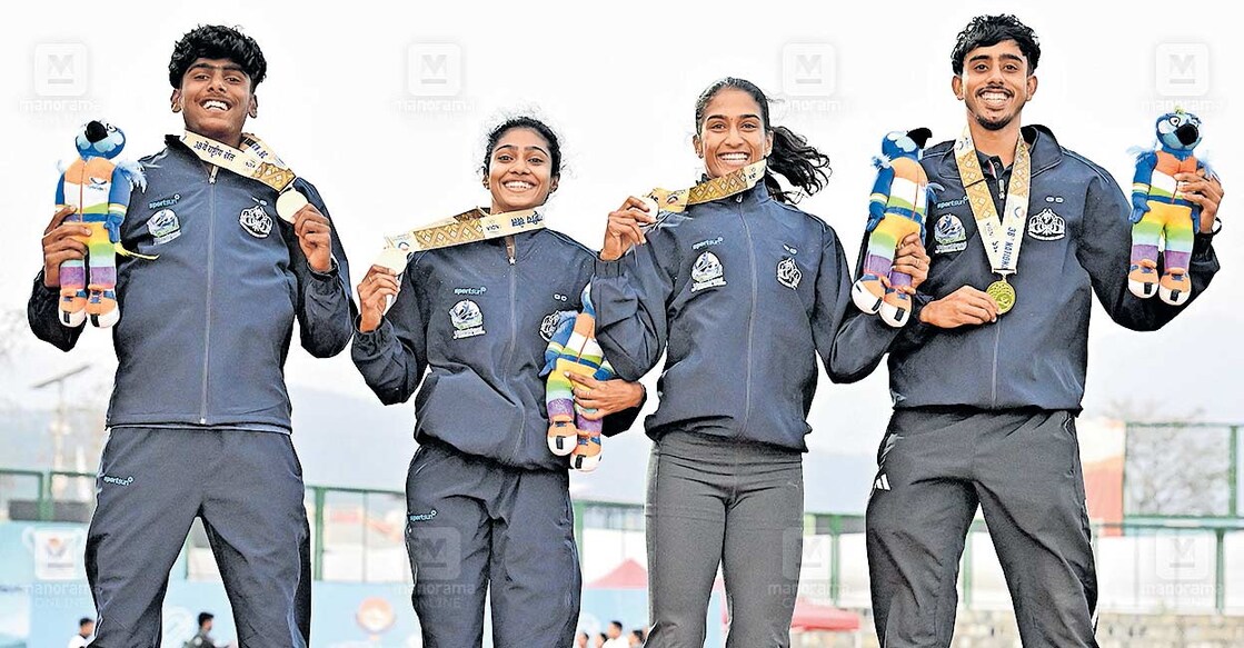 ദേശീയ ഗെയിംസിൽ 4 x 400 മീറ്റർ മിക്സ്ഡ് റിലേയിൽ സ്വർണം നേടിയ ജെ. ബിജോയ്, അൻസ ബാബു, കെ. സ്നേഹ, ടി.എസ്. മനു. ചിത്രം: ജിബിൻ ചെമ്പോല /മനോരമ