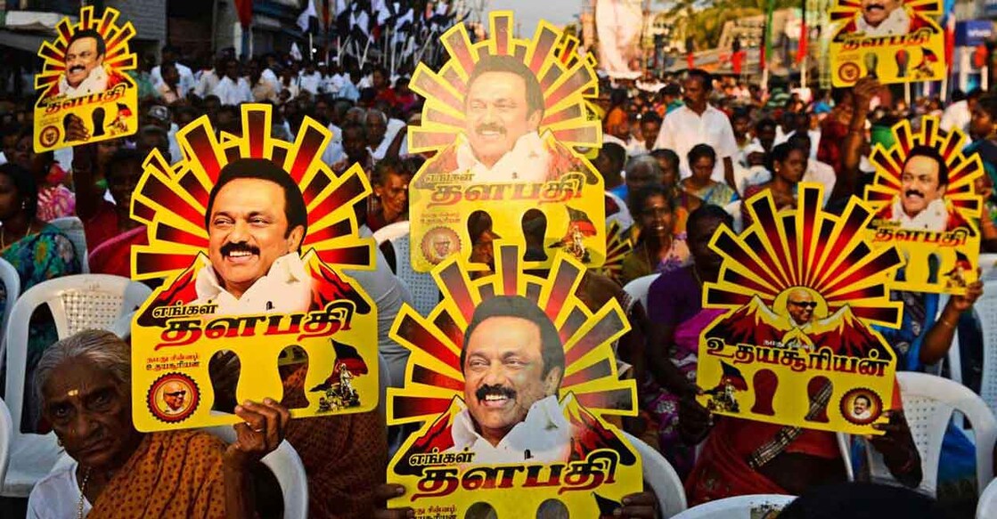 തമിഴ്നാട്ടിലെ ശ്രീപെരുമ്പത്തൂരിൽ നടന്ന തിരഞ്ഞെടുപ്പ് പ്രചാരണ റാലിയിൽ പ്ലക്കാർഡ‍ുകളുമായെത്തിയ ഡിഎംകെ പ്രവർത്തകർ.  (Photo by ARUN SANKAR / AFP)