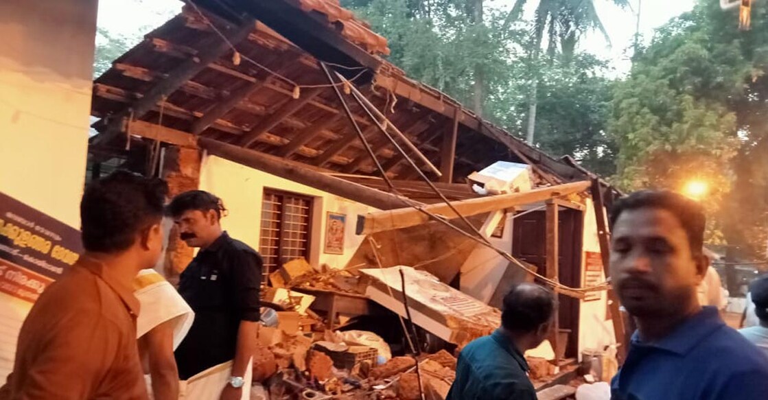 മണക്കുളങ്ങര ക്ഷേത്രത്തിൽ ഇടഞ്ഞ ആന തകർത്ത ദേവസ്വം ഓഫീസ്