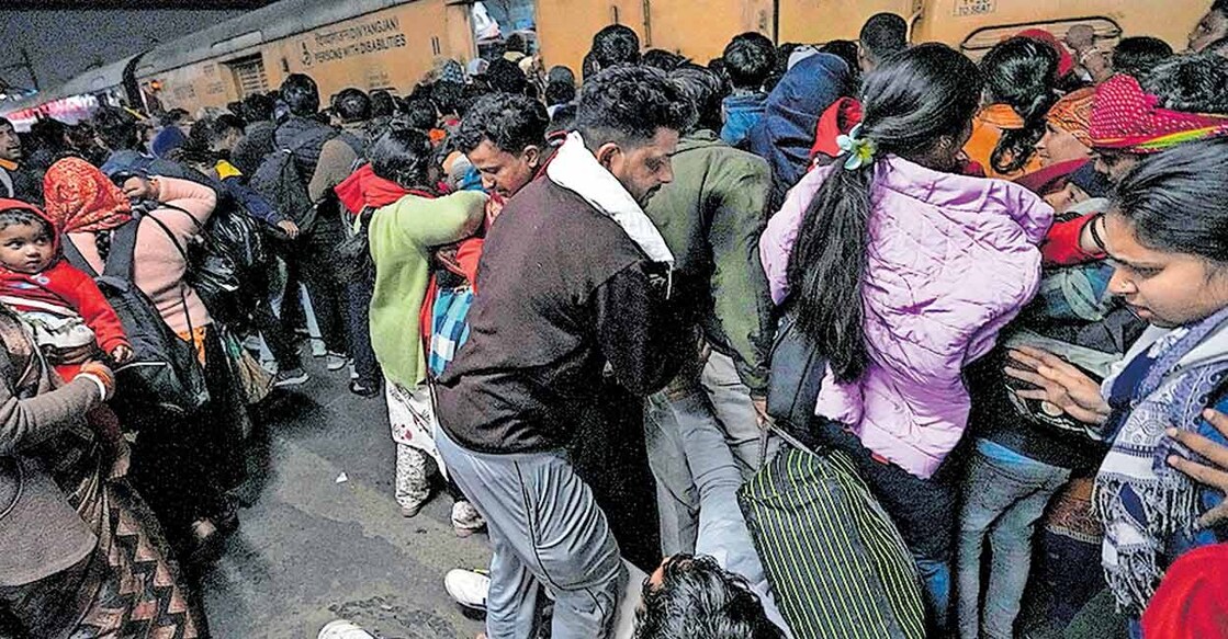 delhi-railway-station-accident1 ന്യൂഡൽഹി റയിൽവേ സ്റ്റേഷനിൽ പ്രയാഗ്രാജ് എക്സപ്രസിൽ കയറാനുള്ള തിരക്കിനിടെ നിലത്തുവീണ യാത്രികർ. ദുരന്തമുണ്ടാകുന്നതിനു തൊട്ടുമുൻപുള്ള ദൃശ്യം. ചിത്രം: പിടിഐ