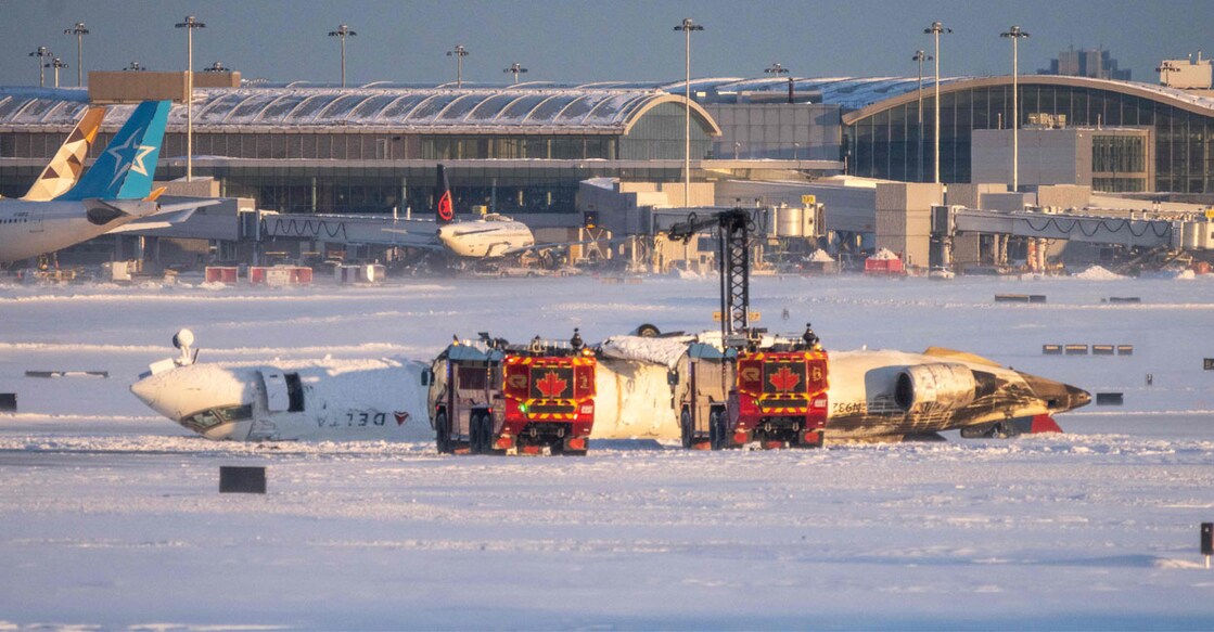 plane-crashes-in-canada-1802 കാനഡയിലെ ടൊറന്റോ വിമാനത്താവളത്തിൽ യാത്രാവിമാനം തലകീഴായി മറിഞ്ഞപ്പോൾ. Katherine KY Cheng/Getty Images/AFP