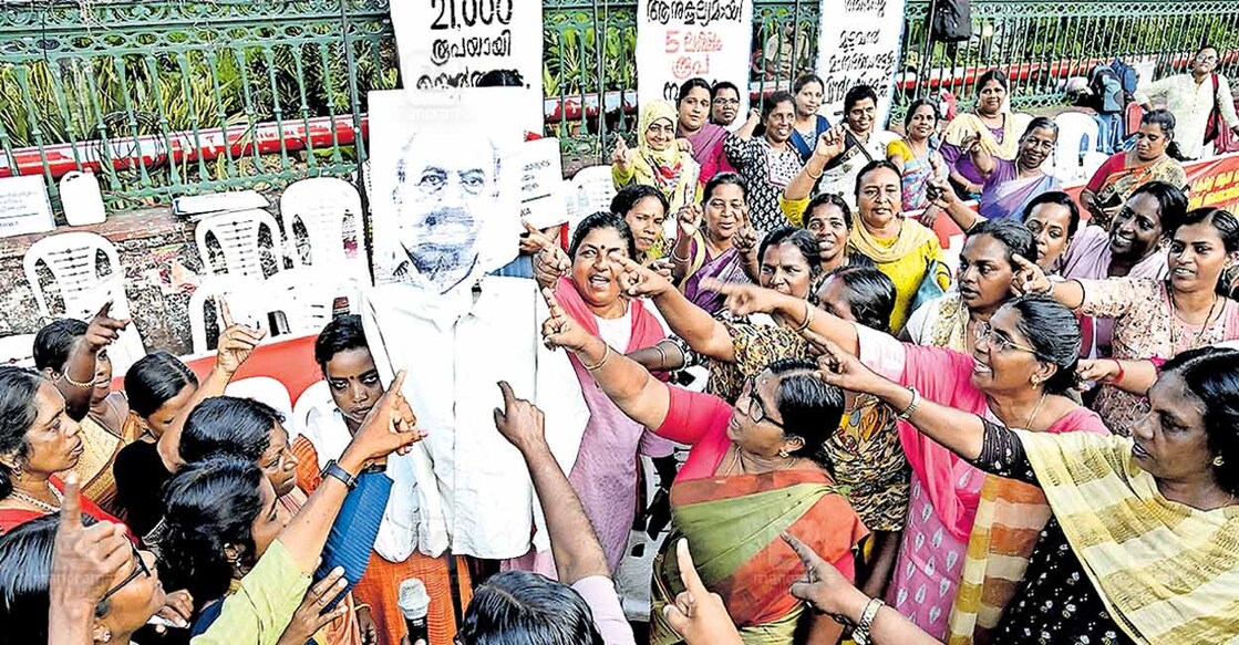 വിരൽചൂണ്ടി... ഓണറേറിയം വർധന, 5 ലക്ഷം രൂപ വിരമിക്കൽ ആനുകൂല്യം തുടങ്ങിയ ആവശ്യങ്ങളുമായി കേരള ആശ ഹെൽത്ത് വർക്കേഴ്സ് അസോസിയേഷൻ സെക്രട്ടേറിയറ്റിനു മുന്നിൽ നടത്തുന്ന അനിശ്ചിതകാല രാപകൽ സമരത്തിന്റെ പത്താം ദിവസം സമരവേദിയിൽ ധനമന്ത്രിയെ പ്രതീകാത്മകമായി വിചാരണ ചെയ്യുന്നു.  ചിത്രം: മനോരമ 
