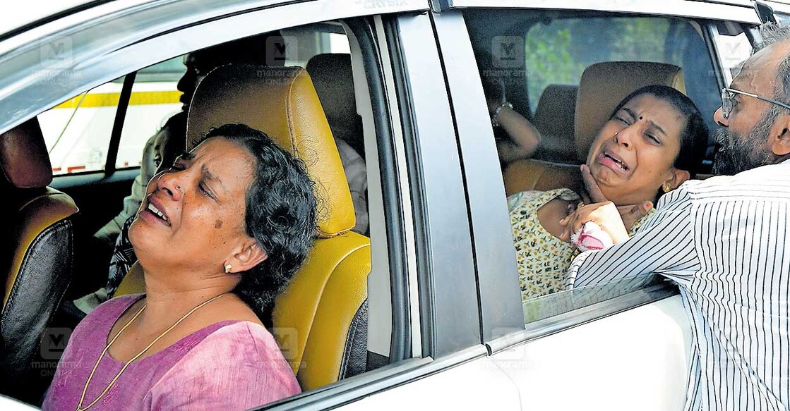 തോരാതെ അമ്മക്കണ്ണീർ...
ഏകപർണികയുടെ മൃതദേഹം പോസ്റ്റ്മോർട്ടത്തിനുശേഷം കോട്ടയം മെഡിക്കൽ കോളജിൽനിന്നു കട്ടപ്പനയിലേക്ക് ആംബുലൻസിൽ കൊണ്ടുപോകുമ്പോൾ കണ്ണീരോടെ അമ്മ ആഷ അനിരുദ്ധനും (പിന്നിൽ) ആഷയുടെ അമ്മ അജിതയും. ഏകപർണികയുടെ മുത്തച്ഛൻ 
കെ.എസ്.സോമൻ സമീപം. ചിത്രം: റിജോ ജോസഫ്/ മനോരമ