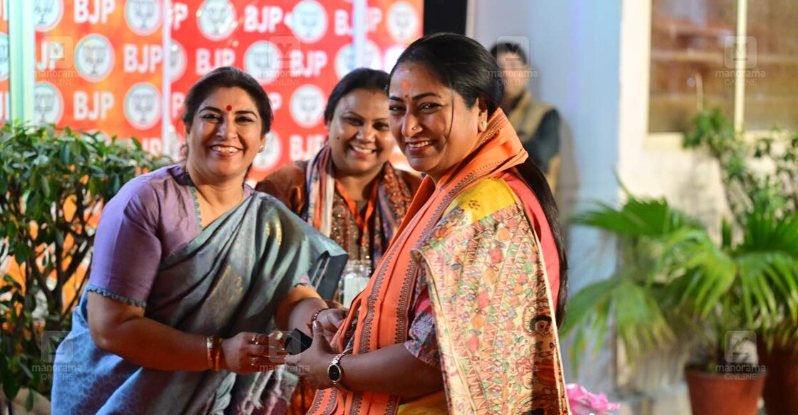 ഡൽഹി മുഖ്യമന്ത്രിയായി തിരഞ്ഞെടുക്കപ്പെട്ട  രേഖ ഗുപ്ത പ്രവർത്തകർക്കൊപ്പം