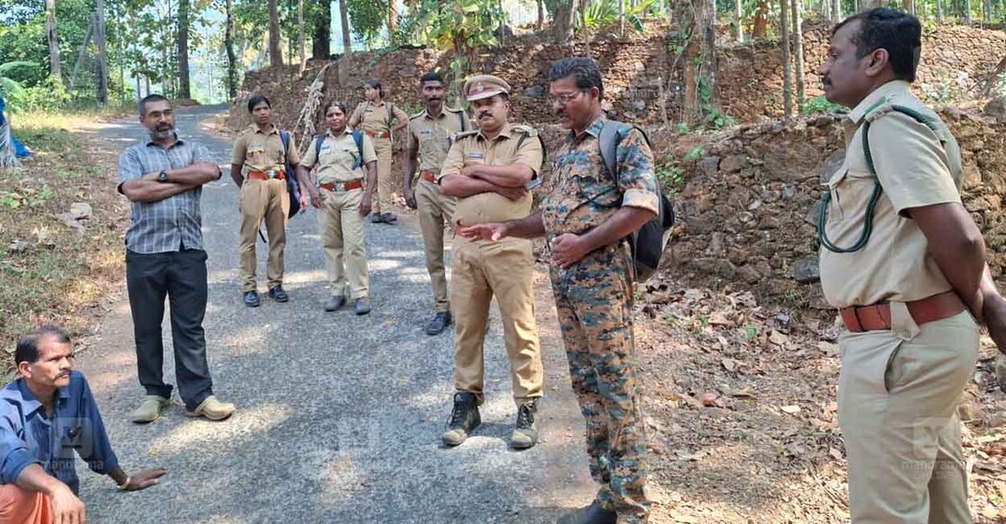 vilangad-tiger-sighting-investigation വിലങ്ങാട് വനംവകുപ്പ് ഉദ്യോഗസ്ഥരുടെ പരിശോധന. (ചിത്രം: മനോരമ)