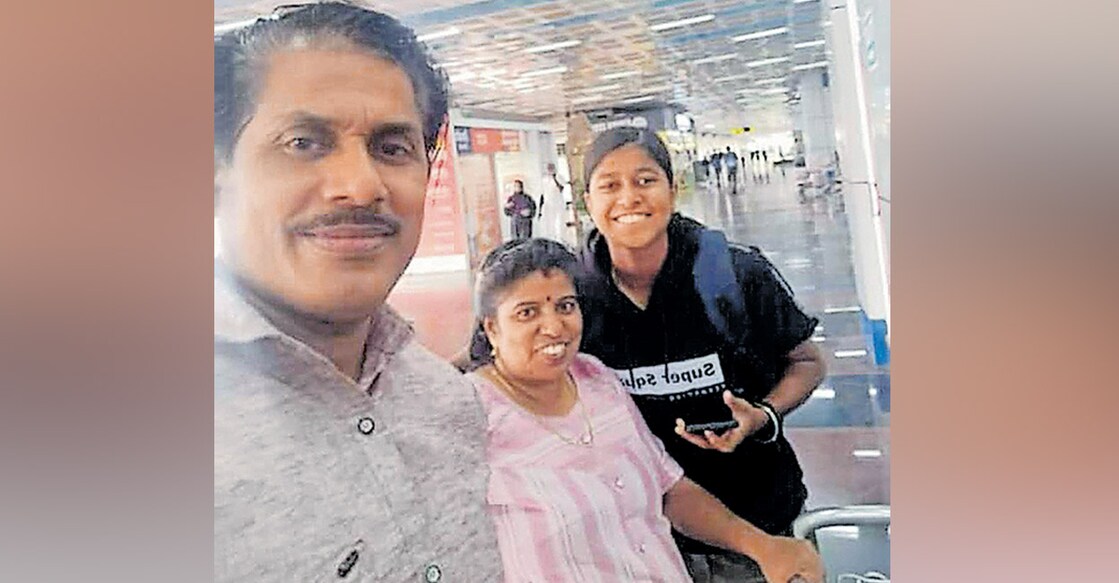 അച്ഛൻ ജോഷിക്കും അമ്മ ശ്രീജയ്ക്കുമൊപ്പം 
ജോഷിത (ഫയൽ ചിത്രം)