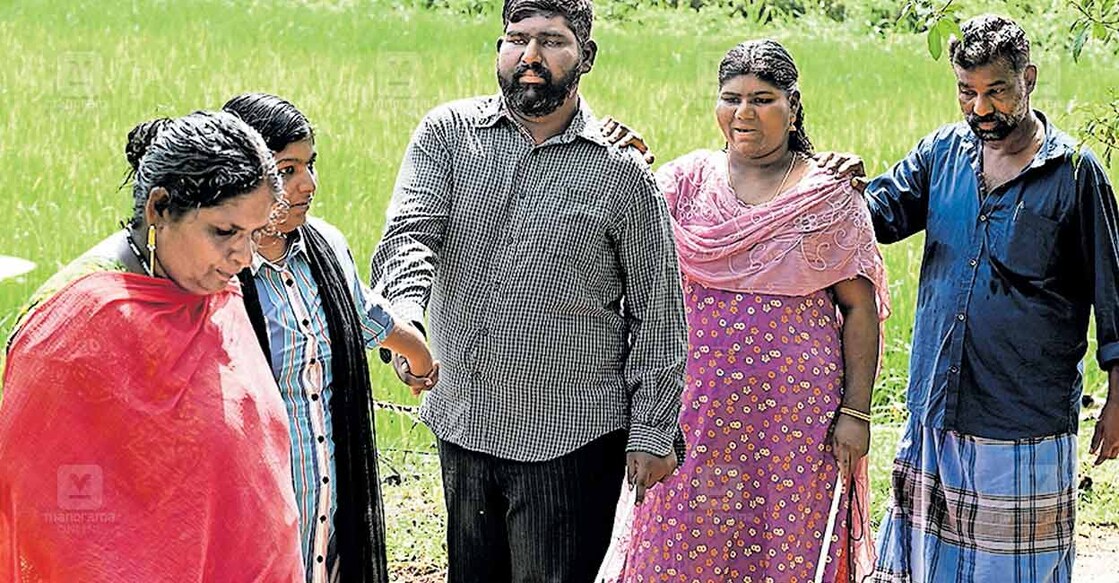 കാഴ്ച പരിമിതരായ ഓമനക്കുട്ടൻ, മക്കളായ ചിഞ്ചു, ചിന്തുമോൻ, അഞ്ജു എന്നിവർ ജയമോൾക്കൊപ്പം പെരിങ്ങര വേങ്ങൽ 
വലിയപറമ്പിലെ വീട്ടിൽ. ചിത്രം: ഹരിലാൽ/മനോരമ  
