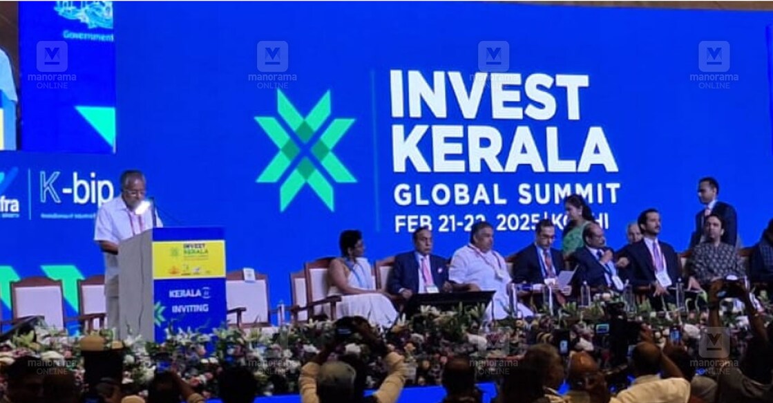 ഇൻവെസ്റ്റ് കേരള ആഗോള ഉച്ചകോടിയുടെ ഉദ്ഘാടന വേദിയിൽ മുഖ്യമന്ത്രി പിണറായി വിജയൻ സംസാരിക്കുന്നു (ചിത്രം ∙ മനോരമ)