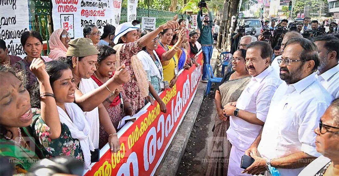 asha-workers-strike ആശ വർക്കർമാരുടെ സമരത്തിനു പിന്തുണയുമായി രമേശ് ചെന്നിത്തല എത്തിയപ്പോൾ. ചിത്രം. മനോജ് ചേമഞ്ചേരി∙ മനോരമ