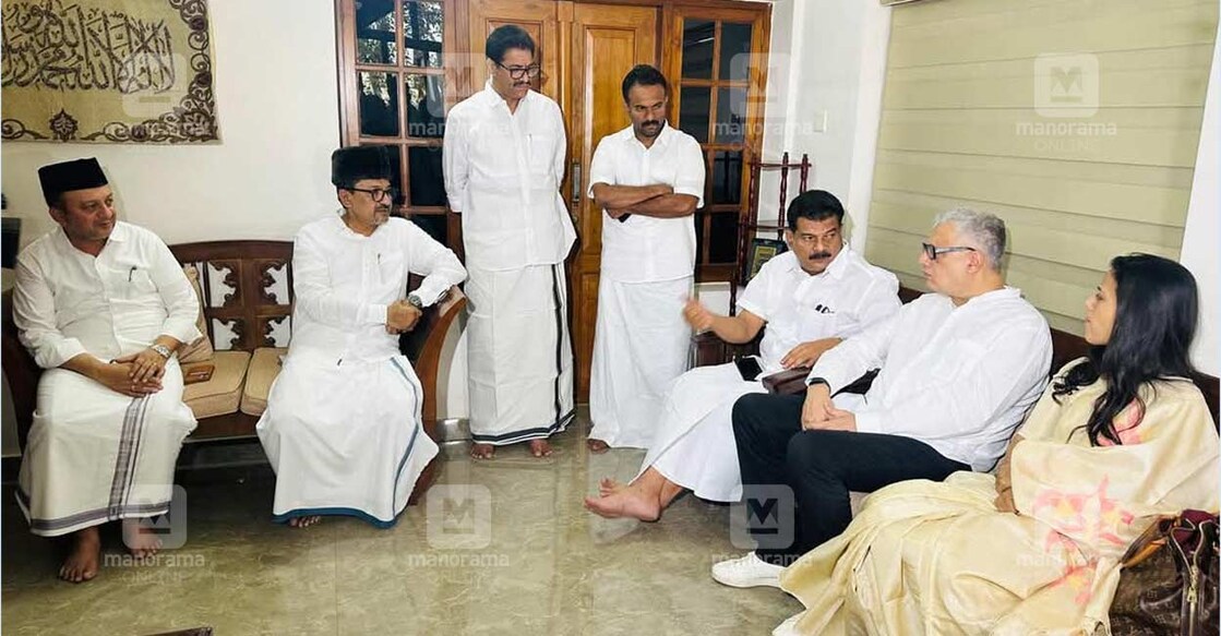 തൃണുമൂൽ കോൺഗ്രസ് ദേശീയ നേതാക്കളായ ഡെറിക്ക് ഒബ്രയാൻ, മാഹുവ മൊയിത്ര എന്നിവർ പാണക്കാട് സയ്യിദ് സാദിഖലി ശിഹാബ് തങ്ങൾ, പാണക്കാട് സയ്യിദ് അബ്ബാസലി ശിഹാബ് തങ്ങൾ എന്നിവരെ സന്ദർശിച്ചപ്പോൾ. പി.വി.അൻവർ സമീപം. (Photo Arranged)