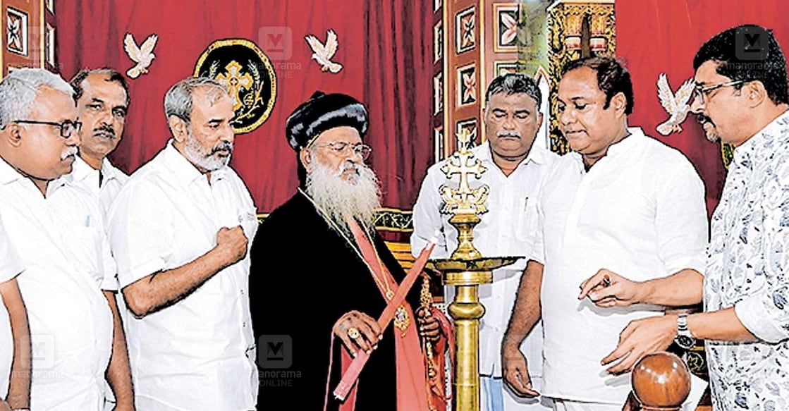 inauguration-of-baselios-marthomma-mathewsIII-catholic-bava പരിശുദ്ധ വട്ടശേരിൽ ഗീവർഗീസ് മാർ ദിവന്നാസിയോസിന്റെ ഓർമപ്പെരുന്നാളിനോടും ചരമ നവതി സമാപനത്തോടും അനുബന്ധിച്ച് കോട്ടയം പഴയ മിനാരിയിൽ നടത്തിയ ഭവന നിർമാണ സഹായവിതരണം പരിശുദ്ധ ബസേലിയോസ് മാർത്തോമ്മാ മാത്യൂസ് തൃതീയൻ കാതോലിക്കാ ബാവാ ഉദ്ഘാടനം ചെയ്യുന്നു. സി.കെ.റെജി, എൻ.എ.അനിൽ മോൻ, കോശി ഉമ്മൻ, ജേക്കബ് കൊച്ചേരി, ബിജു ഉമ്മൻ, സിബി ജോൺ, ജിജു പി.വർഗീസ്, ഷാലു ജോൺ, ഫാ. ജേക്കബ് ഫിലിപ്പ് എന്നിവർ സമീപം. ചിത്രം : മനോരമ