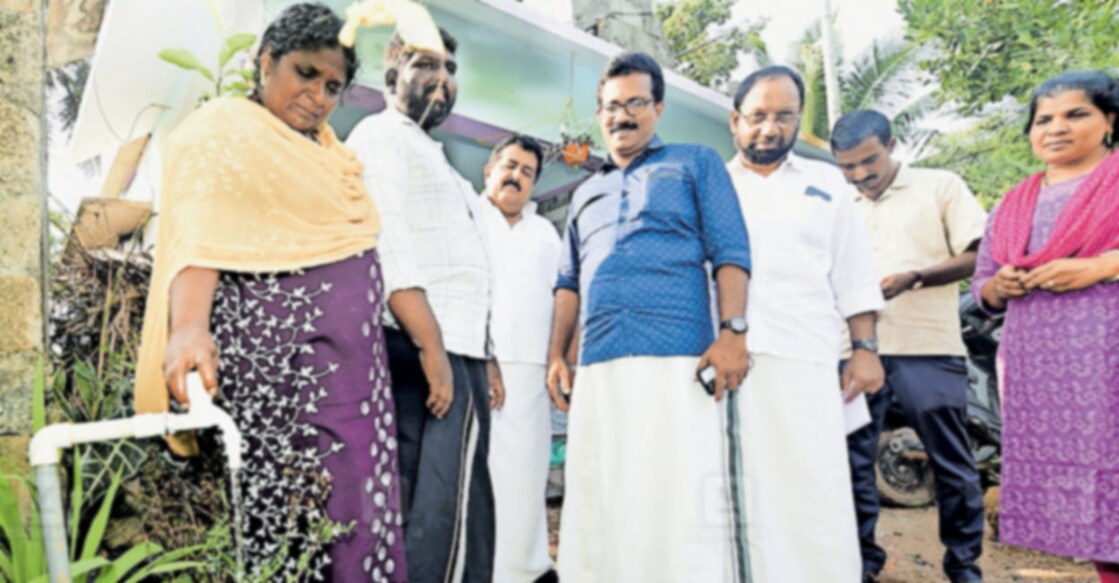 വെള്ളക്കരം അടയ്ക്കാത്തതിനാൽ ശുദ്ധജല കണക്‌ഷൻ വിഛേദിക്കപ്പെട്ട പെരിങ്ങര വേങ്ങൽ വലിയപറമ്പിൽ വീട്ടിലെ കാഴ്ച പരിമിതരടങ്ങിയ കുടുംബത്തിന് ശുദ്ധജല വിതരണം പുനഃസ്ഥാപിച്ചപ്പോൾ. ചിത്രം: മനോരമ