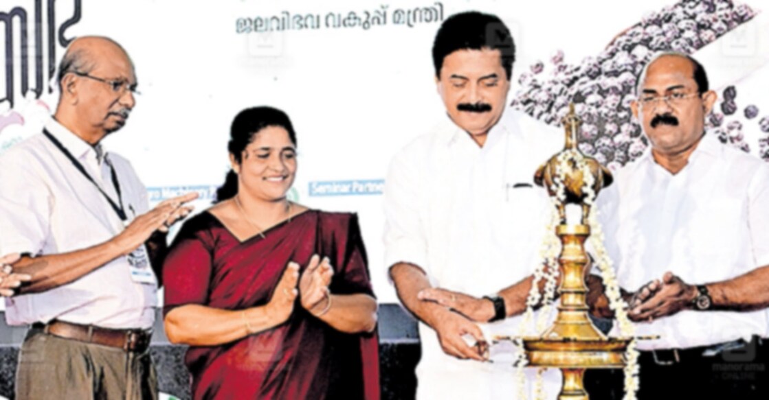 ക‍ർഷകശ്രീ കർഷകസഭയുടെ ആദ്യസമ്മേളനം കട്ടപ്പനയിൽ മന്ത്രി റോഷി അഗസ്റ്റിൻ ഉദ്ഘാടനം ചെയ്യുന്നു. മലയാള മനോരമ ചീഫ് ന്യൂസ് എഡിറ്റർ വിനോദ് നായ‍ർ, എഡിറ്റോറിയൽ ഡയറക്ടർ ജോസ് പനച്ചിപ്പുറം, കട്ടപ്പന നഗരസഭാധ്യക്ഷ ബീന ടോമി, കെ.ജെ.ജോസഫ് ആൻഡ് കമ്പനി എംഡി ഷാജി ജെ.കണ്ണിക്കാട്ട്, കർഷകശ്രീ എഡിറ്റ‍ർ ഇൻ ചാർജ് ടി.കെ.സുനിൽകുമാ‍‍ർ എന്നിവ‍ർ സമീപം. ചിത്രം: മനോരമ