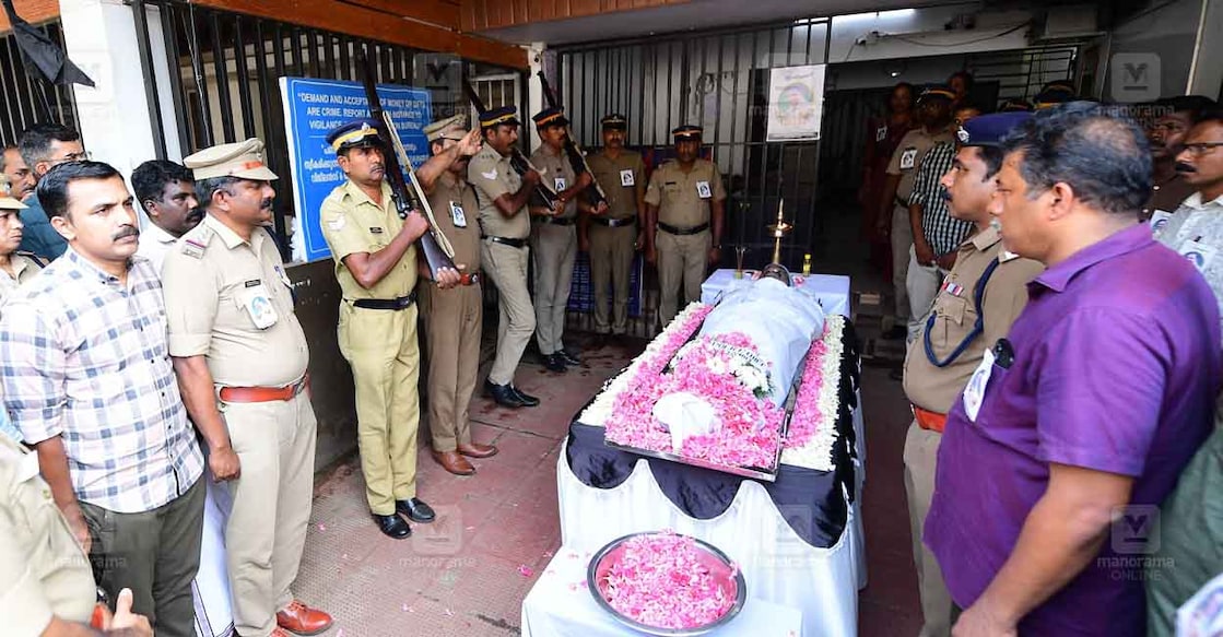 അക്രമി ചവിട്ടിക്കൊന്ന പൊലീസ് ഡ്രൈവർ സി.കെ.ശ്യാംപ്രസാദിന്റെ മൃതദേഹം കോട്ടയം വെസ്റ്റ് പൊലീസ് സ്റ്റേഷനിൽ എത്തിച്ചപ്പോൾ സഹപ്രവർത്തകർ അന്ത്യോപചാരം അർപ്പിക്കുന്നു. ജില്ലാ പൊലീസ് മേധാവി എ.ഷാഹുൽ ഹമീദ്, കെ.ആർ.പ്രശാന്ത് കുമാർ, ഡിവെഎസ്പി കെ.ജി.അനീഷ് തുടങ്ങിയവർ സമീപം. ചിത്രം : റസൽ ഷാഹുൽ മനോരമ 