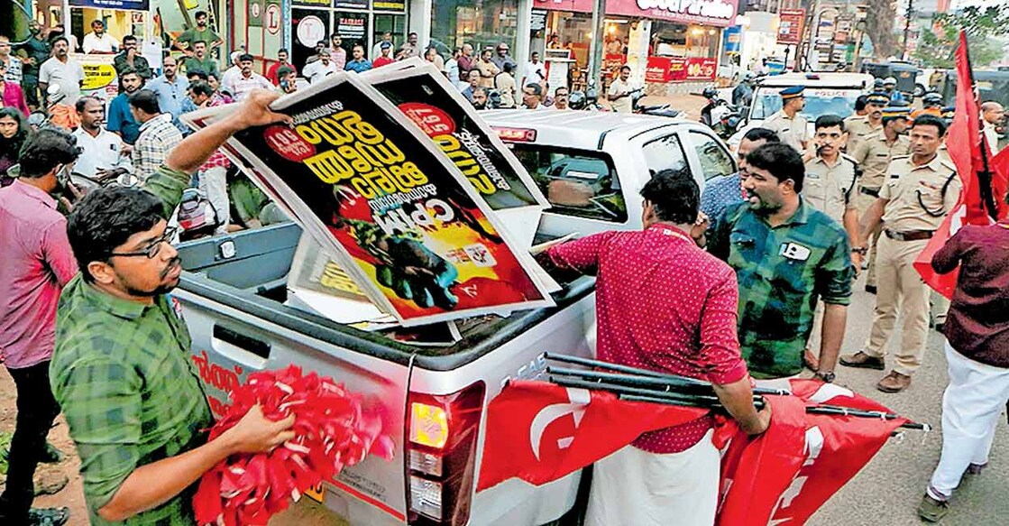 നഗരസഭാ അധികൃതർ എടുത്തുമാറ്റിയ പോസ്റ്ററുകളും പ്രചാരണ 
സാമഗ്രികളും തിരിച്ചെടുക്കുന്ന സിപിഎം പ്രവർത്തകർ.