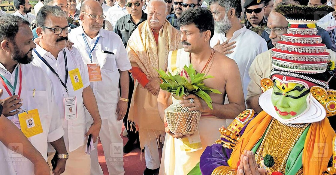 mohan-bhagwat സ്വാഗതം സനാതനതീരത്തേക്ക്... ചെറുകോൽപുഴ ഹിന്ദുമത പരിഷത്തിലെ ഹിന്ദു ഏകതാ സമ്മേളനം ഉദ്ഘാടനം ചെയ്യാനെത്തിയ ആർഎസ്എസ് സർസംഘചാലക് ഡോ. മോഹൻ ഭാഗവതിനെ വേദിയിലേക്ക് സ്വീകരിക്കുന്നു. ഹിന്ദുമത മഹാമണ്ഡലം ജനറൽ സെക്രട്ടറി എ.ആർ. വിക്രമൻ പിളള, പ്രസിഡന്റ്
പി.എസ്.നായർ, രാജീവ് മഠത്തിൽ തുടങ്ങിയവർ സമീപം. ചിത്രം: മനോരമ