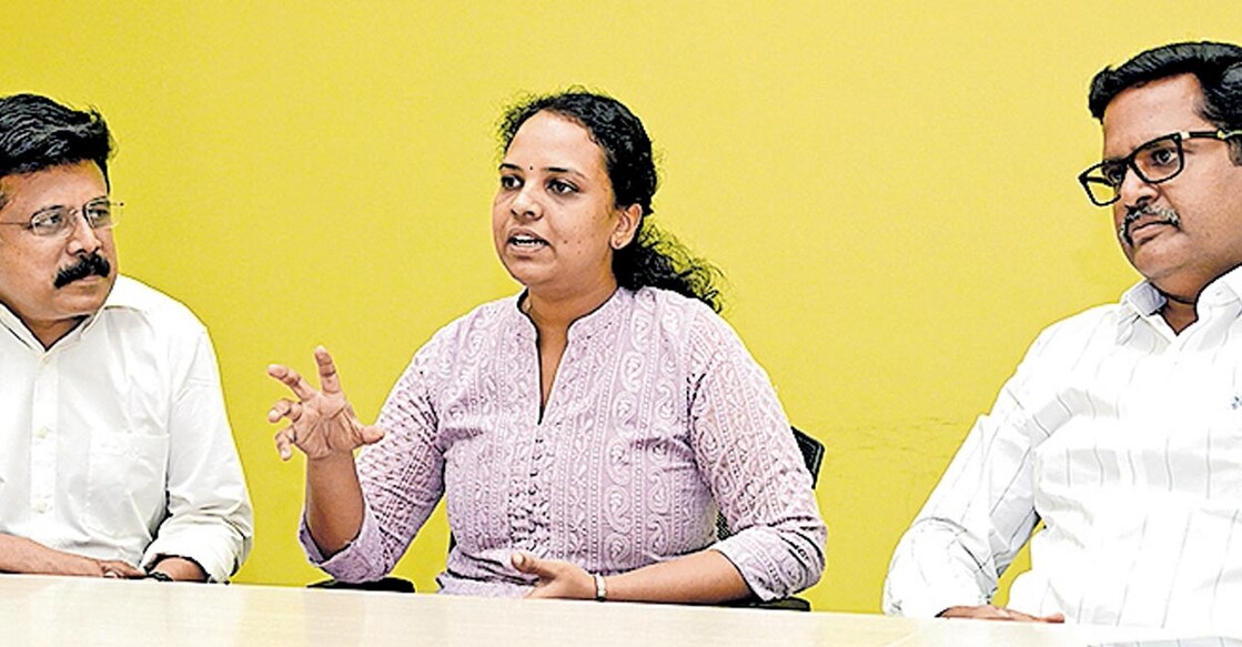 അനൂപ് അംബിക, അശ്വതി റേച്ചൽ വർഗീസ്, രഞ്ജിത് ബാലൻ എന്നിവർ മലയാള മനോരമ സംഘടിപ്പിച്ച ബജറ്റ് ചർച്ചയിൽ.ചിത്രം: മനോരമ 