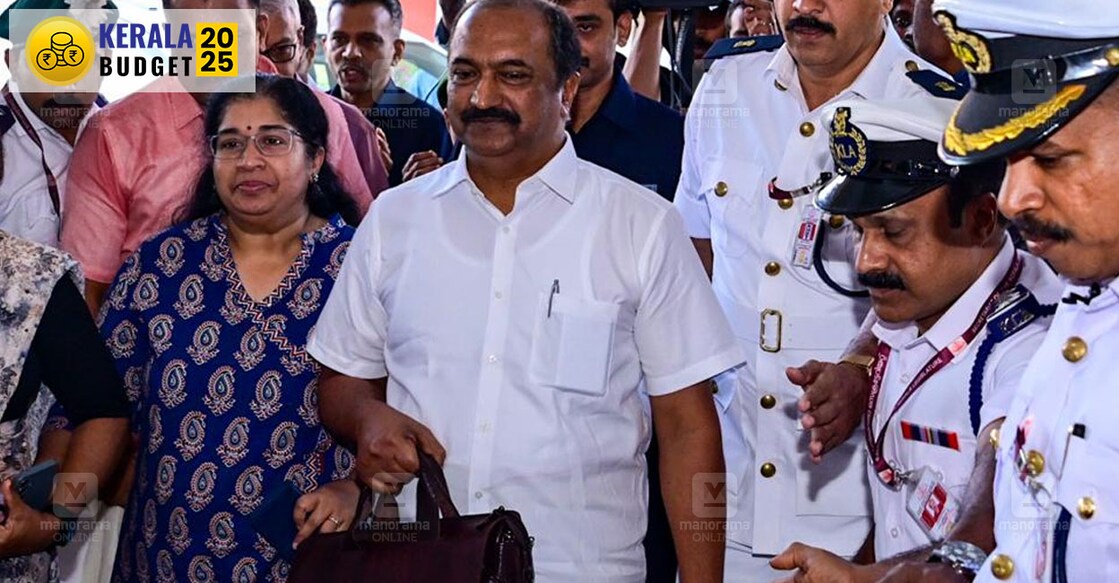 ബജറ്റ് അവതരണത്തിനായി നിയമസഭയിലേക്ക് എത്തുന്ന ധനമന്ത്രി കെ.എൻ.ബാലഗോപാൽ. ചിത്രം: ശ്രീലക്ഷ്‌മി ശിവദാസ് ∙ മനോരമ