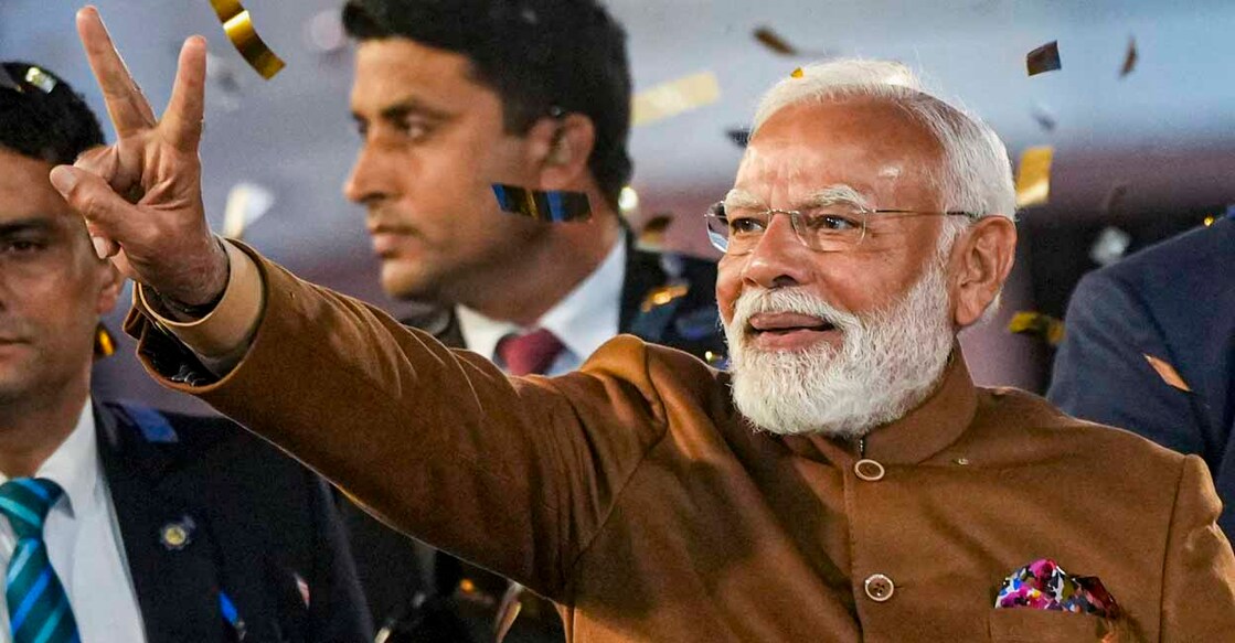 ഡൽഹി തിരഞ്ഞെടുപ്പു വിജയത്തിനു പിന്നാലെ ബിജെപി ആസ്ഥാനത്തെത്തിയ പ്രധാനമന്ത്രി നരേന്ദ്ര മോദി പ്രവർത്തകരെ അഭിവാദ്യം ചെയ്യുന്നു.  (PTI Photo/Arun Sharma)
